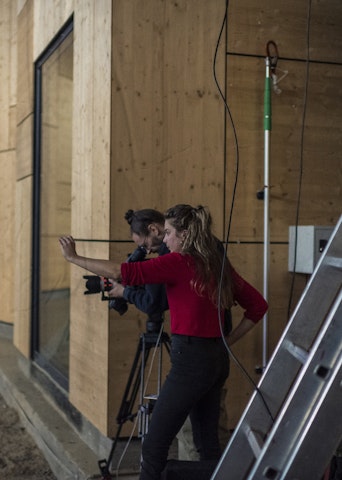 Un homme et une femme en tournage vidéo dans la Rotonde 2 (photo Mike Zenari)