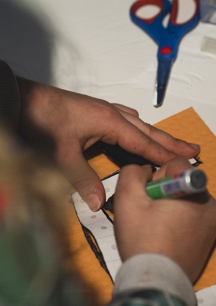 Mains d'un enfant qui dessine (photo Sven Becker)