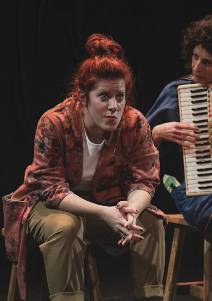 Betsy Dentzer assise, Natasa Grujovic à ses côtés avec un accordéon sur les genoux